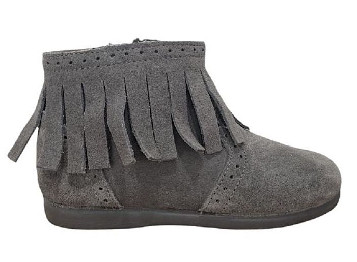 Botita en serraje gris con flecos y picado Tokolate