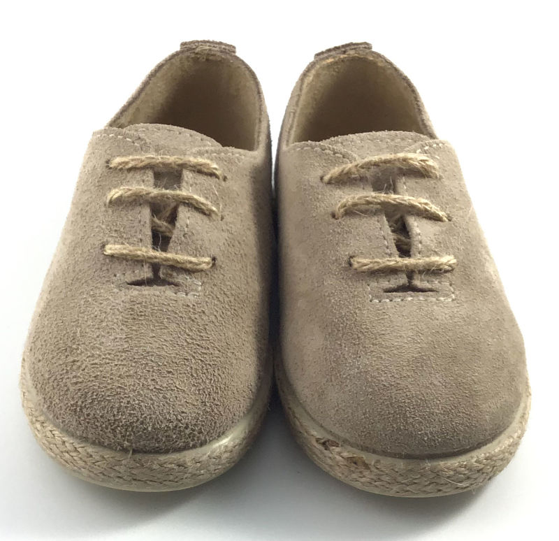 Zapato de serraje beige con cordones. Tallas 20 a 35.