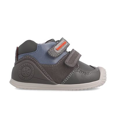 Deportiva en piel y serraje gris y azul con velcros Biomecanics