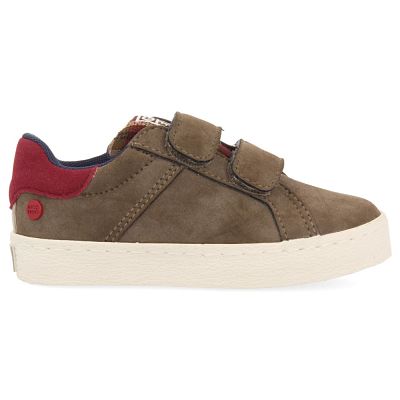 Zapatilla de Gioseppo en color Tabaco con velcros.