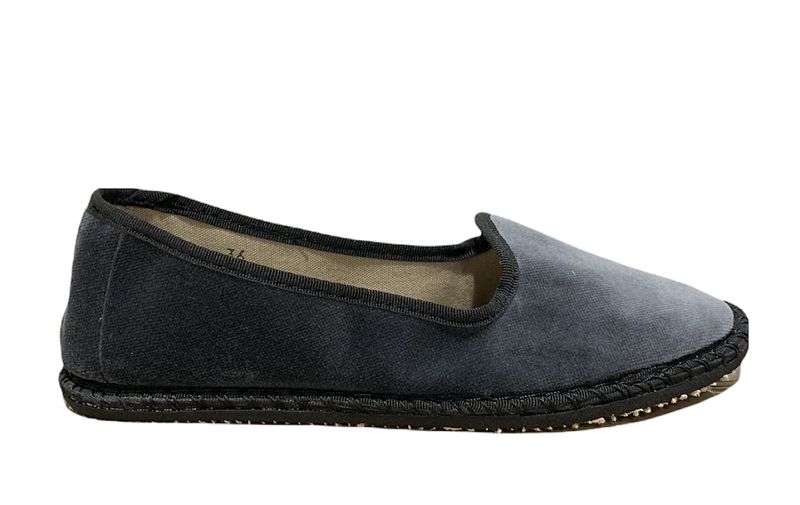 Veneciana en terciopelo gris con ribete negro. Tallas 35 a 40.