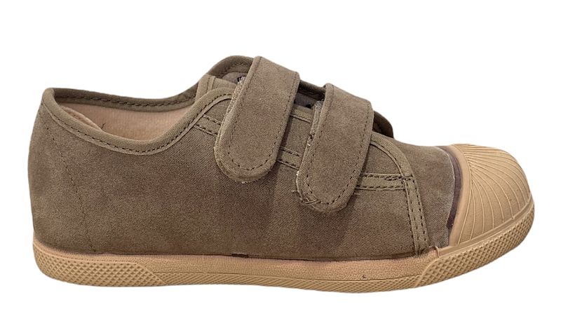 Zapatilla en serratex camel con velcros y puntera de goma