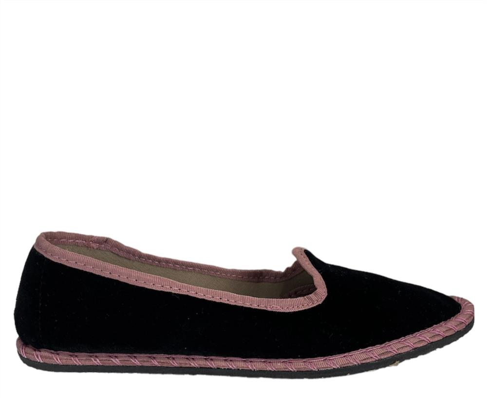Zapatilla de terciopelo negro con vivo rosa