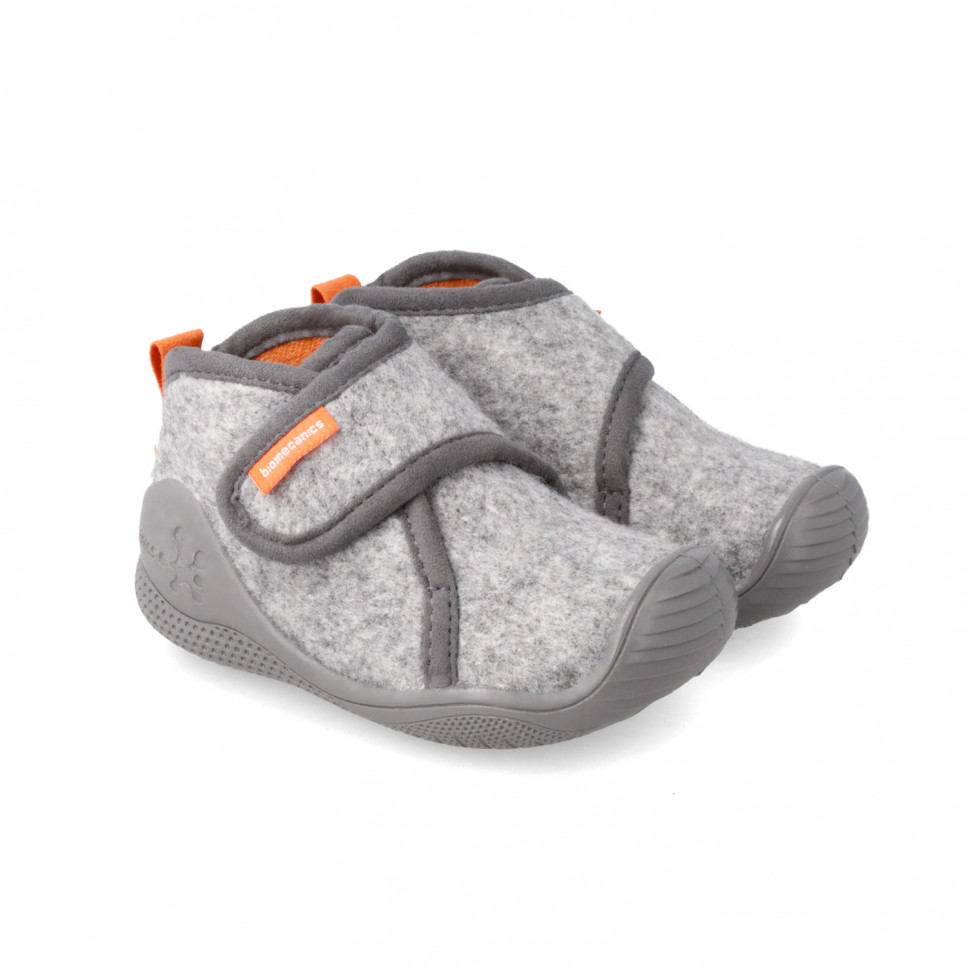 Zapatilla casa en fieltro gris con velcro BIOMECANICS
