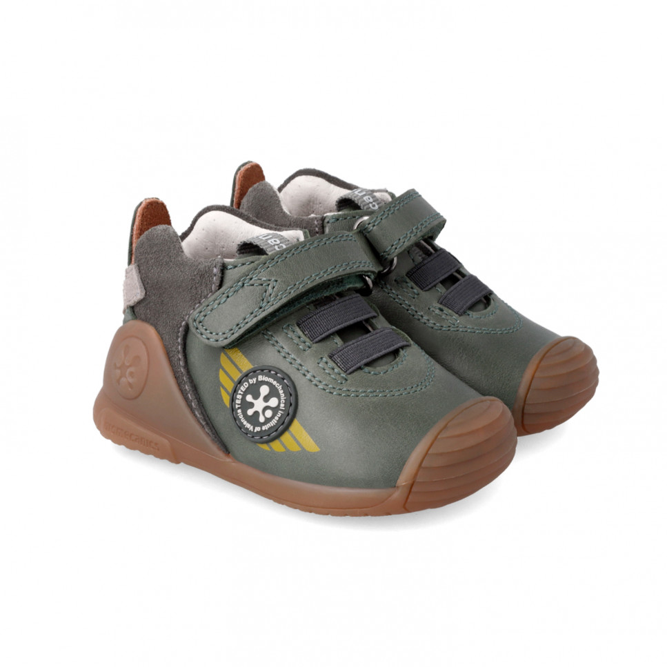 Deportiva de piel con cordón elástico y velcro de Biomecanics
