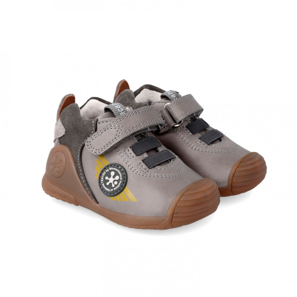 Zapatilla en piel gris con cordón elástico y velcro Biomecanics