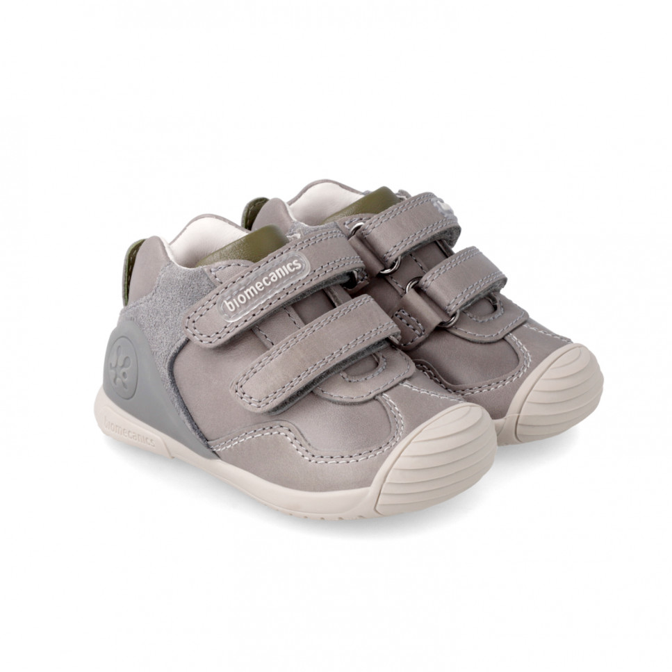 Zapatilla en piel gris con velcros Biomecanics