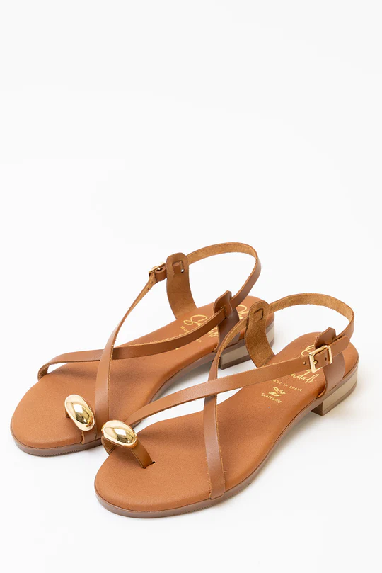 Sandalia de piel roble con anillo dorado