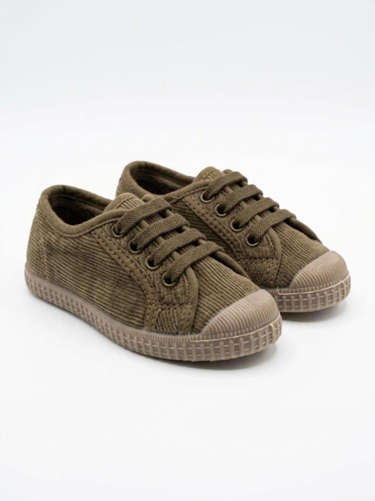 Zapatilla de pana marrón cafe con cordones y puntera