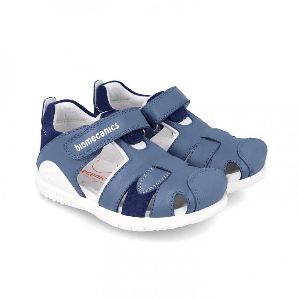 Sandalia de piel azul con puntera cerrada y velcro