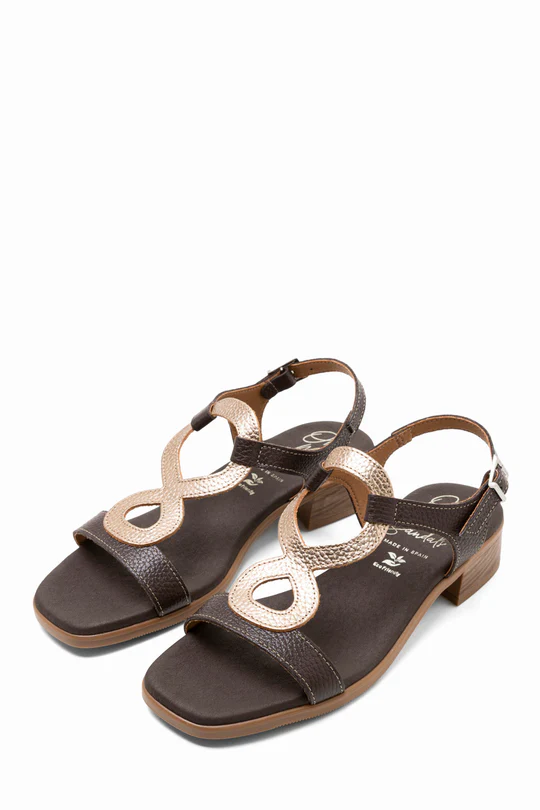 Sandalia con tacón bajo en piel marrón y cobre