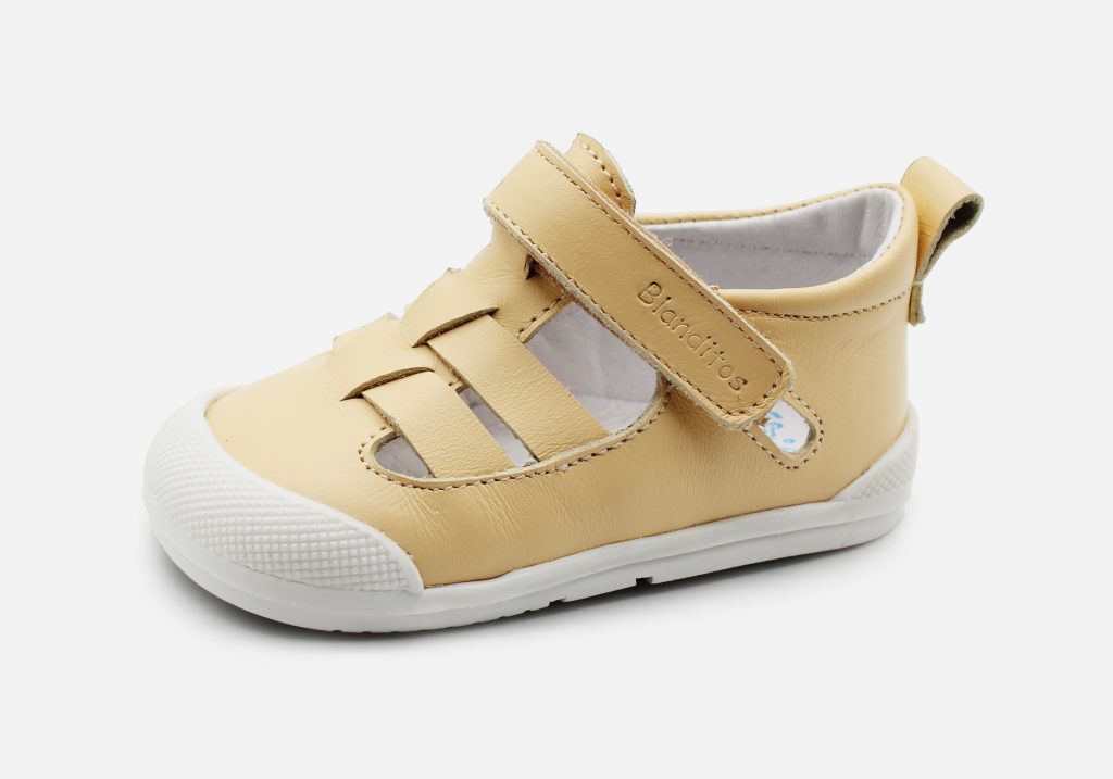 Pepito en piel vainilla con velcro CRIOS BLANDITOS