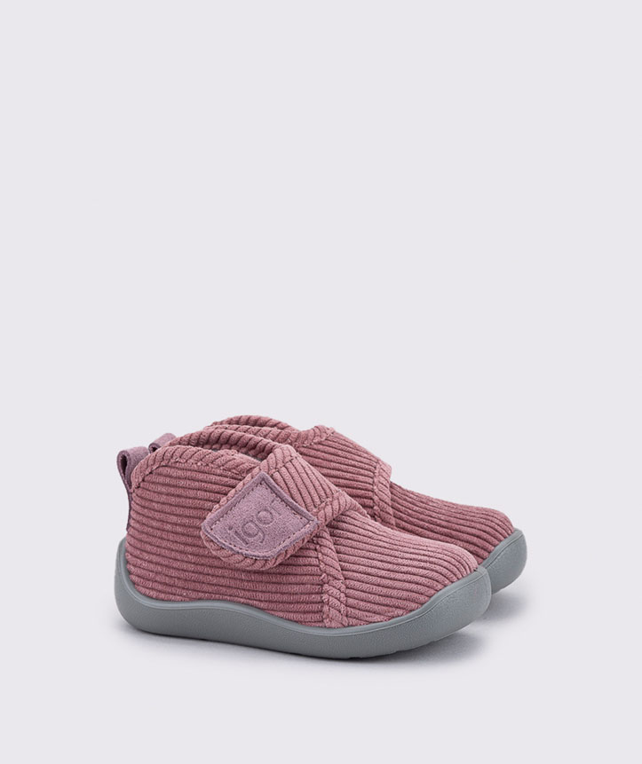 Zapatilla de casa en pana rosa con velcro IGOR