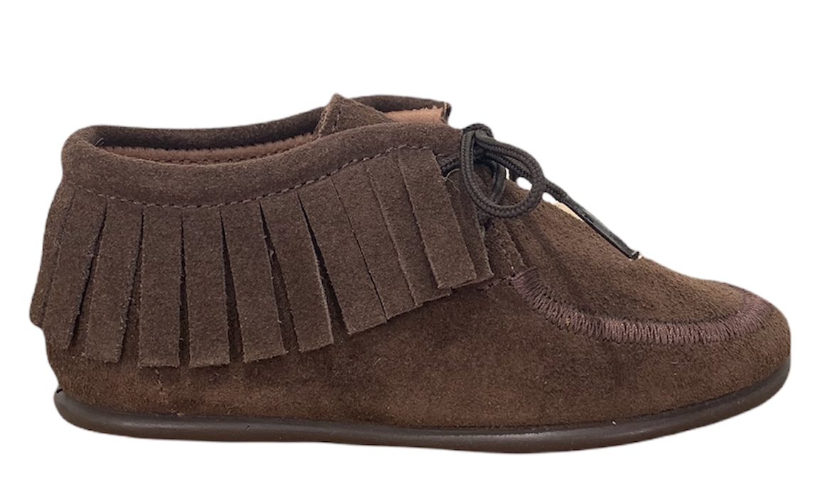 Zapato abotinado tipo kiowa con flecos en serraje marrón chocolate